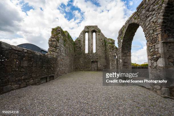 a church ruin in county clare, ireland - david soanes stock pictures, royalty-free photos & images