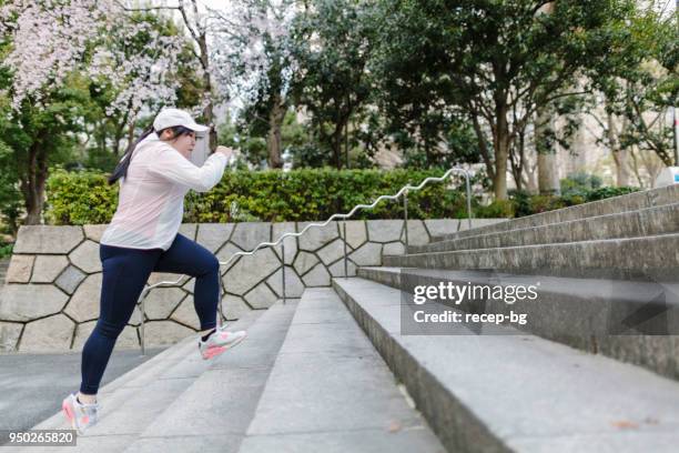 plus grootte japanse vrouw opleiding op stappen - japanese tree stockfoto's en -beelden