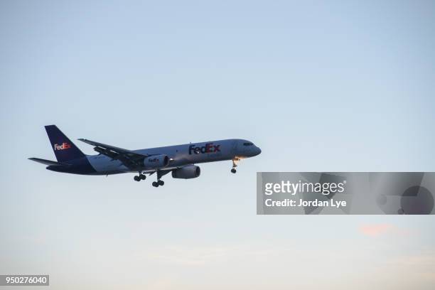 airplane fedex jet flying landing - jordan lye stock pictures, royalty-free photos & images