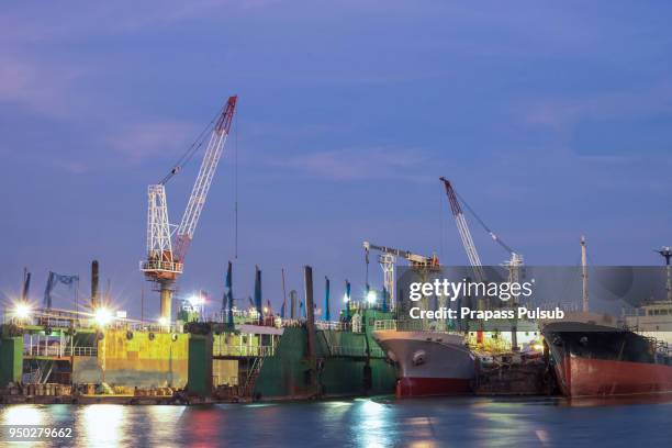 shipyard industry cargo ship spar draco suffered - draco stock pictures, royalty-free photos & images