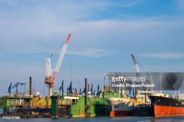 shipyard have crane machine and container ship - last shipment of hostess twinkies arrives in chicago area stores stockfoto's en -beelden