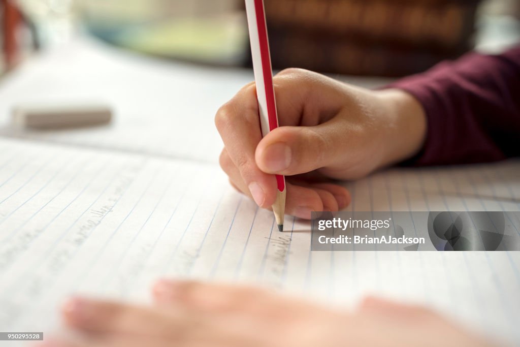 Junge seine Schularbeiten oder Hausaufgaben zu tun