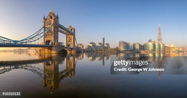 a panoramic view across the thames at sunrise - tower of london stock-fotos und bilder