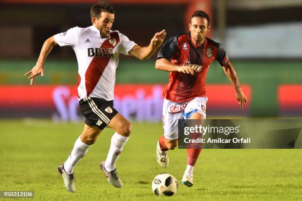 Camilo Mayada of River Plate drives the ball during a match between Arsenal and River Plate as part of Argentina Superliga 2017/18 at Julio Humberto...