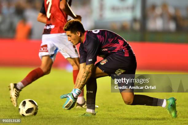 Maximiliano Velazco goalkeeper of Arsenal catches the ball during a match between Arsenal and River Plate as part of Argentina Superliga 2017/18 at...