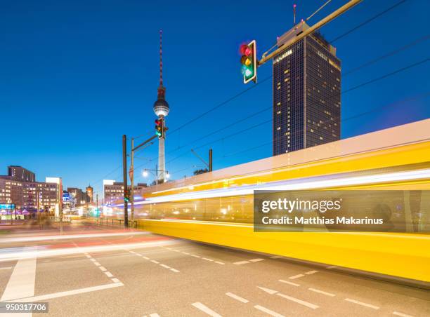 berlin cityscape traffic lights - makarinus photos et images de collection