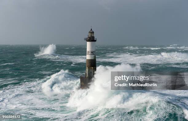 vue aérienne du phare d'armen dans la tempête et la forte houle - storm lighthouse stockfoto's en -beelden