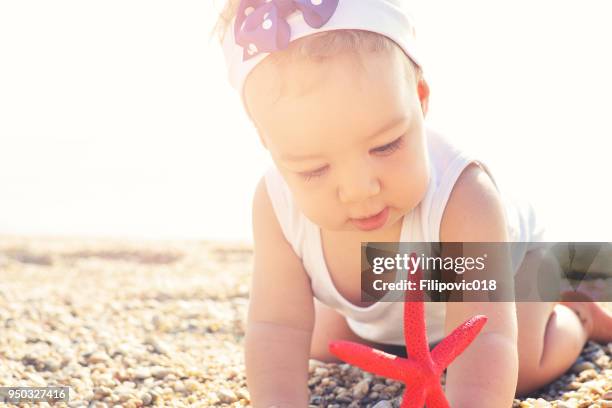 lindo pequeño bebé y estrellas de mar - nesebar fotografías e imágenes de stock