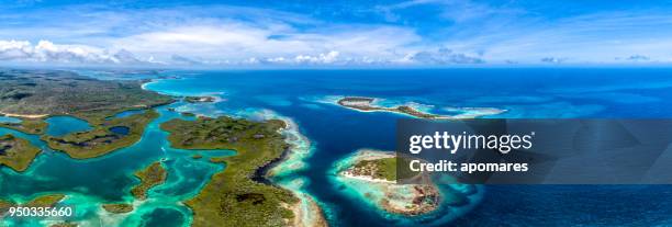 panorámica aérea del caribe cayos, islas y la costa - isla fotografías e imágenes de stock