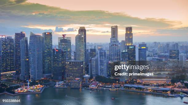 uitzicht op de skyline van singapore centrum cbd - singapore flyer stockfoto's en -beelden