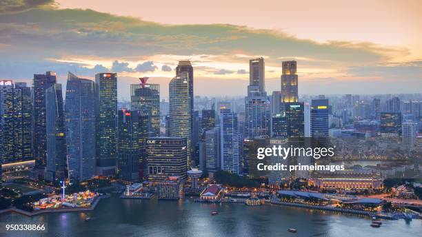 blick auf die skyline von singapur innenstadt cbd - singapore flyer stock-fotos und bilder