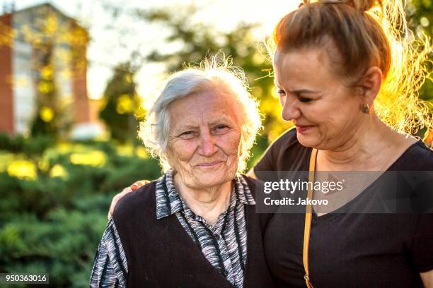 genieten in de publiek park en gelukkige familie - happy old women stockfoto's en -beelden