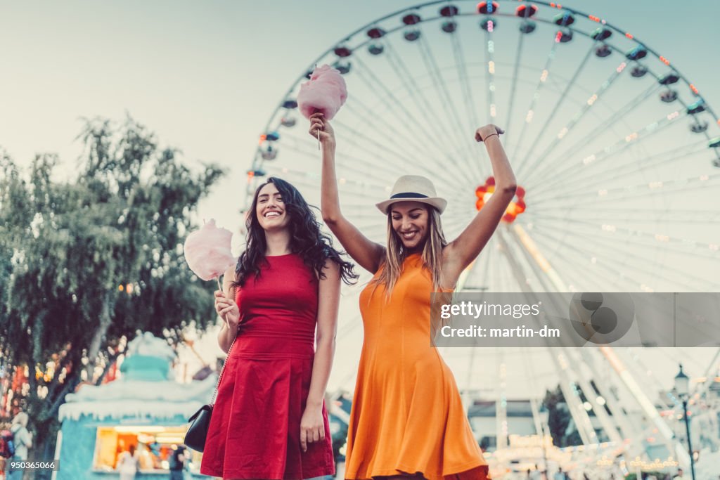 Mulheres animadas no parque de diversões