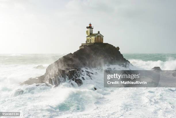 vue aérienne du phare de tevennec dans la tempête et la forte houle - finistere stockfoto's en -beelden