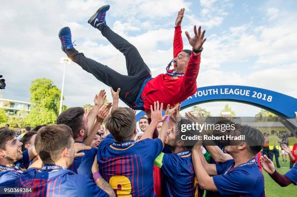 Barcelona team celebrates the win with Head Coach Francisco Pimienta of FC Barcelona during the UEFA Youth League Final match between Chelsea FC and...