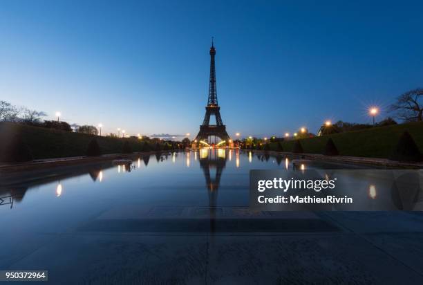 beginning of the day in paris and the eiffel tower - eiffel tower at night stock pictures, royalty-free photos & images