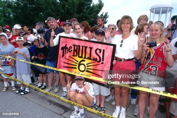 Fans hold up a sign during the 1998 Chicago Bulls Celebration Rally on June 16, 1998 at Grant Park in Chicago, Illinois. NOTE TO USER: User expressly...