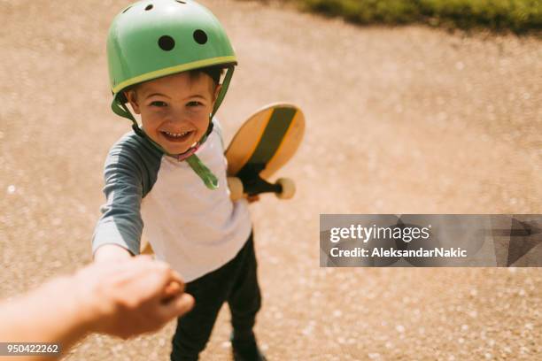 laten we gaan schaatsen! - child and unusual angle stockfoto's en -beelden