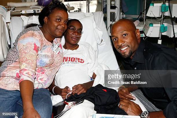 Alonzo Mourning of the Miami Heat pays a visit to the Jackson Memorial Hospital on December 22, 2009 in Miami, Florida. NOTE TO USER: User expressly...