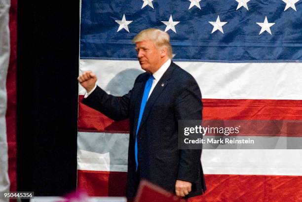 Donald Trump delivers remarks to an overflow crowd of 5,000 supporters that packed the convention center in Sioux City, Iowa, November 6, 2016.