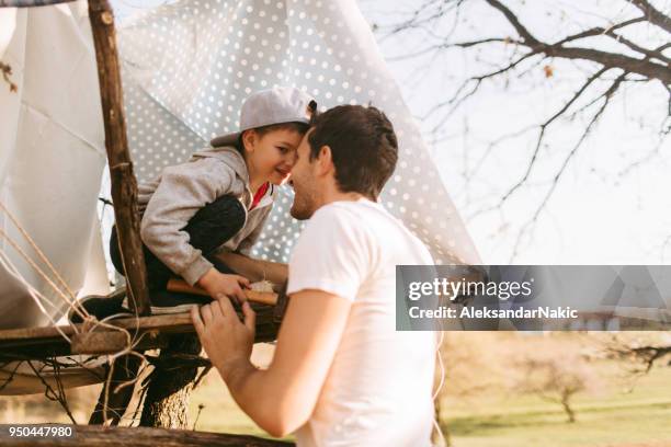 bauen ein baumhaus mit meinem vater - kinder wald herbst äste natürlich stock-fotos und bilder