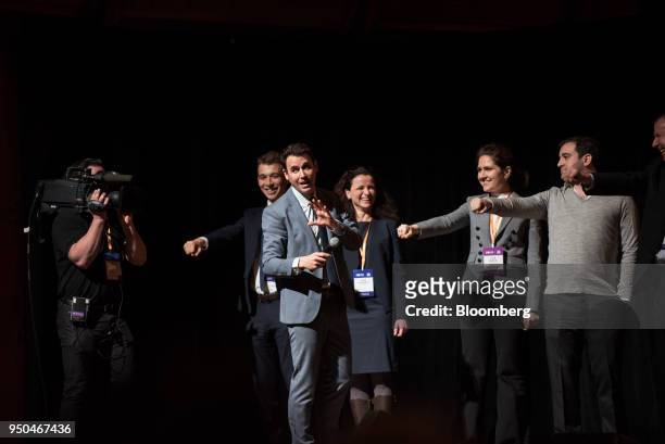 Wall Street mentalist Oz Pearlman, center, performs during the 23rd annual Sohn Investment Conference in New York, U.S., on Monday, April 23, 2018....