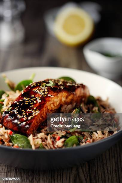 insalata di riso selvatico sana con filetto di salmone teriyaki alla griglia - teriyaki foto e immagini stock