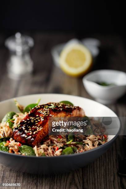 gezonde wilde rijst salade met gegrilde teriyaki zalm filet - wilde rijst stockfoto's en -beelden