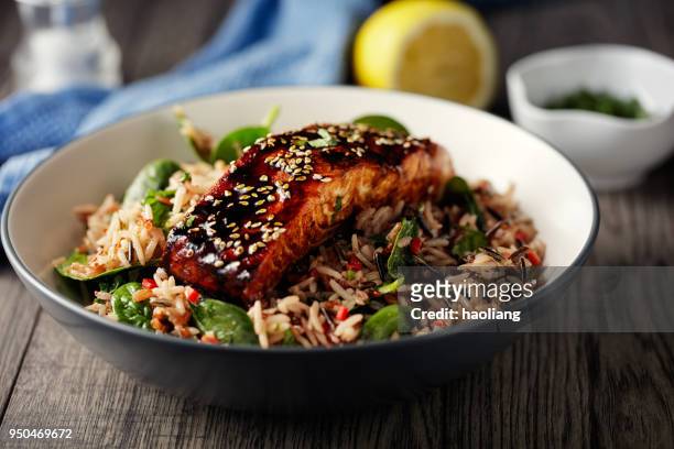 健康野米沙拉配烤紅燒鮭魚魚片 - bowl 個照片及圖片檔