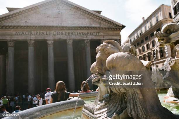 outside the pantheon in rome - scott zdon fotografías e imágenes de stock