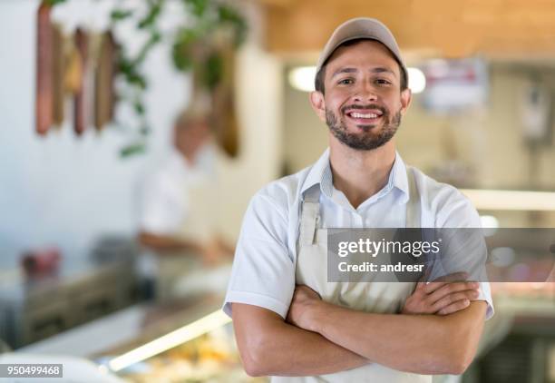 uomo che lavora alla macelleria - macellaio foto e immagini stock