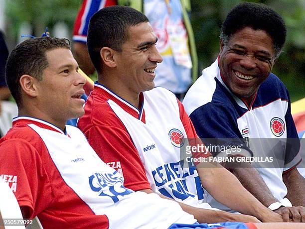 Colombia's Oscar Cordoba and Victor Ariztizabal smile with head coach Pacho Maturana before a training session 27 July 2001 at a club in Armenia,...