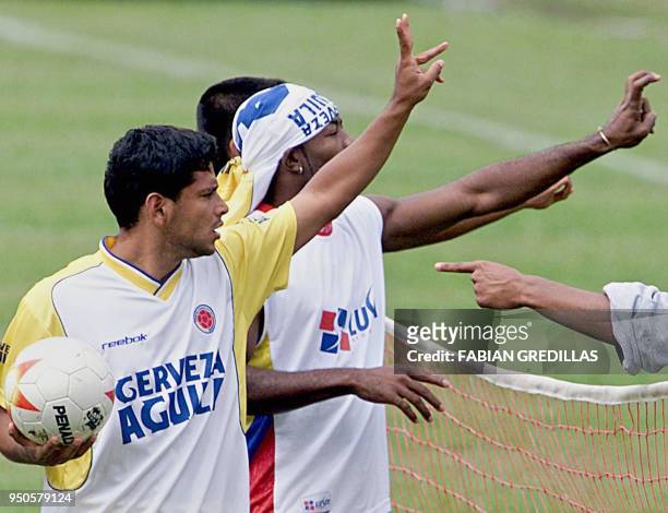 Colombia's Gerardo Bedoya and Jairo Castillo argue about the score during a practice session in Armenia, Colombia, 28 July 2001. Colombia is...