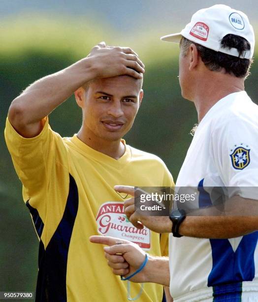 Brazilian soccer player, Alex , also player of the Italian team Parma, listens to his coach Luiz Felipe Scolari, 21 July 2001, during a training...