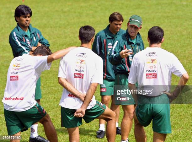 Head coach of the Mexican soccer team, Javier Aguirre , talks to his players before a training session in Pereira, Colombia, 23 July 2001. Mexico...