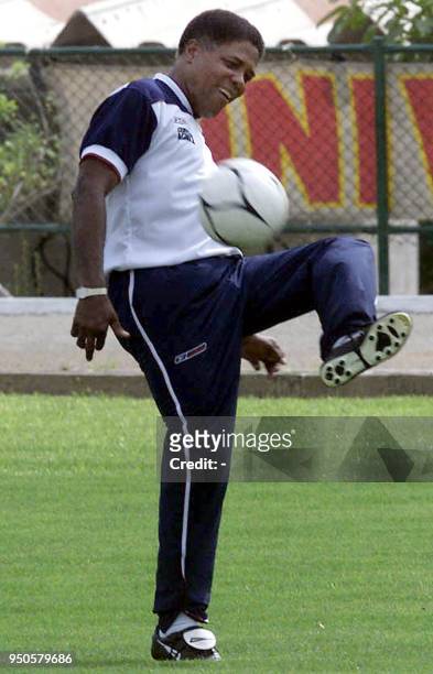 Head coach of the Colombian soccer team, Francisco Maturana, practices with a soccer ball during a training session in Barranquilla, 19 July 2001....