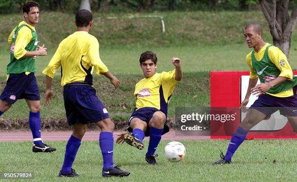 Brazilian players Beletti , Juninho Pernambucano and Eduardo Costa , players of the national soccer team, fight for the ball 14 July 2001 during a...