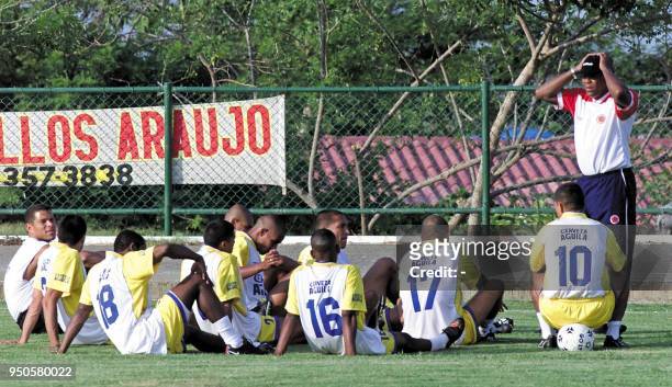 Head coach of the Colombian soccer team, Francisco Maturana , talks to his players before a training session at the Universidad Autonoma of...