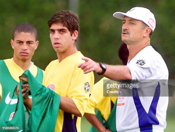 Head coach of the Brazilian soccer team, Luiz Felipe Scolari , gives instructions to Alex and Juninho Pernambucano, 13 July 2001, during a practice...