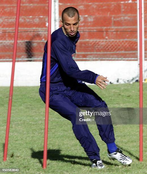 Captain of the Brazilian Under-20 soccer team, Eduardo Dracena, exercises, 22 June 2001, during a training session in Cordoba, Argentina. El capitan...