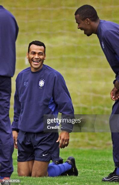 Players of the Brazilian soccer team, Cafu , and Roque Junior , smile during a training session in Teresopolis, Brazil, 21 June 2001. Los jugadores...