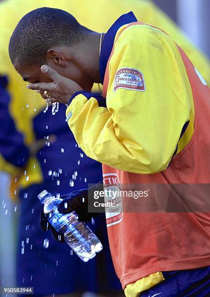 Brazilian Under-20 soccer player, Robert de Souza, refreshes himself, 19 June 2001, after practice in Cordoba, Argentina. El jugador Robert de Souza,...