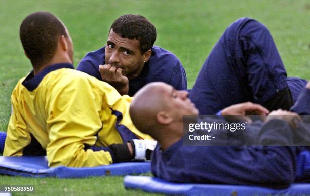 Romario , player of the Brazilian soccer team, watches his teammate, Roberto Carlos , while he talks to the goalkeeper, Dida , after their training...