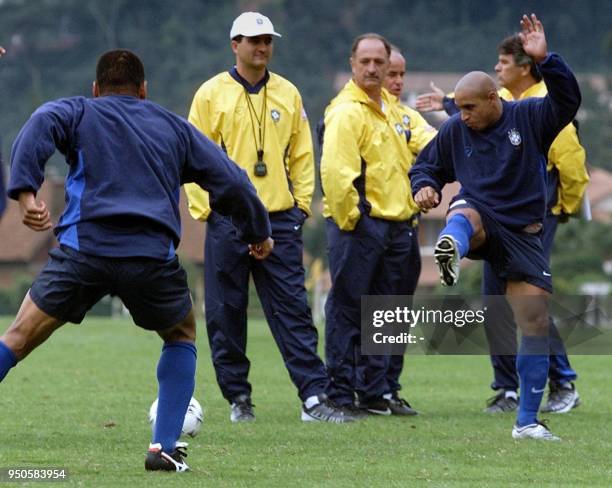 Head coach of the Brazilian soccer team, Luis Felipe Scolari , watches the soccer players Roberto Carlos and Mauro Silva , in Teresopolis, Brazil, 21...