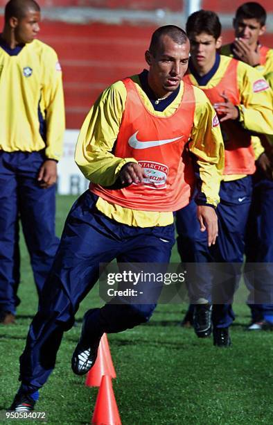 Brazilian Under-20 soccer player, Edu Dracena , 19 June 2001, exercises during practice in Cordoba, Argentina. El jugador Edu Dracena del...
