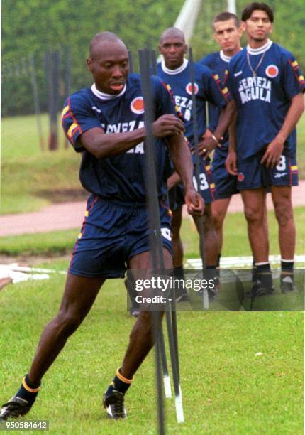 Fredy Ricon does training exercises with his teammates from the Colombian soccer team, in Cali, 25 May 2001. Fredy Ricon realiza ejercicios de...