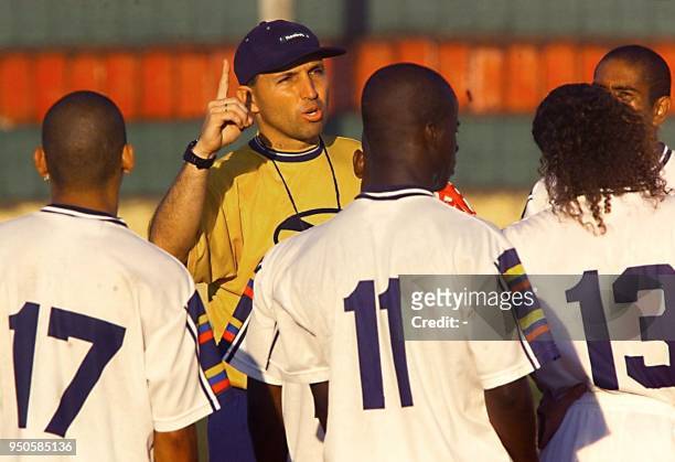Trainer of the Columbian soccer team Javier Alvarez gives instructions to his players during practice in Asuncion, Paraguay 26 June 1999. El...