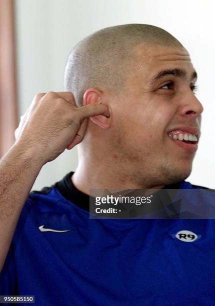 Ronaldo Nazario, star of the Italian soccer team international, listens to his physical therapist regarding his knee injury, 21 February, 2000....