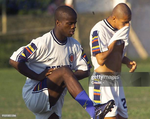 Columbian soccer player Javier Montano stretches during practice in Asuncion, Paraguay 26 June 1999. Javier Montano de la seleccion colombiana de...