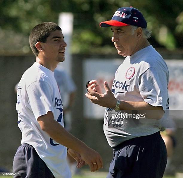 Coach of the Chilean soccer team Nelson Acosta talks with David Pizarro 28 June 1999 in Foz de Iguazu, Brazil. El director tecnico del seleccionado...